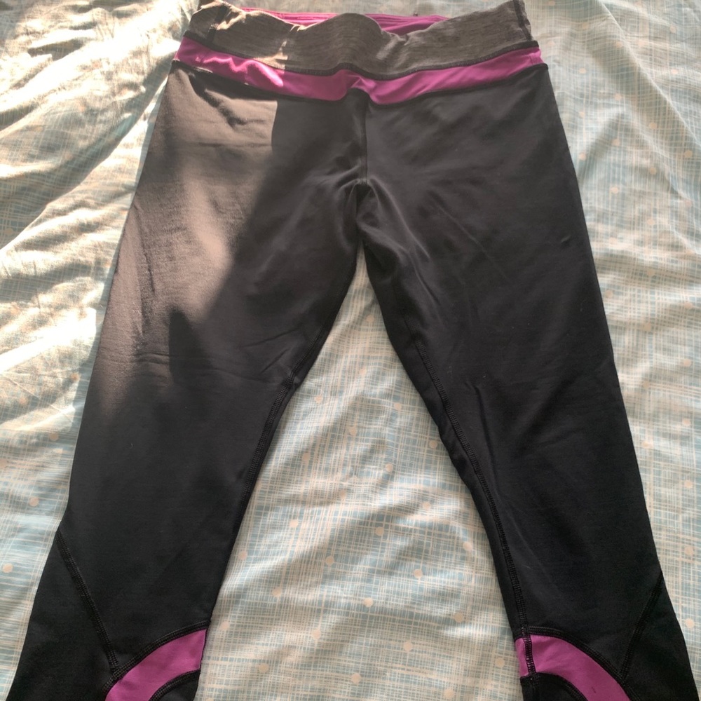 Lululemon crop black & purple size 8
